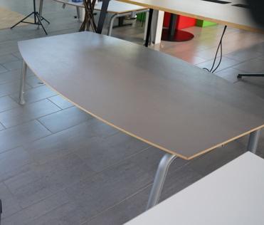 Kusch & Co tøndeformet mødebord med grå læderlignende overflade – skråvinkel, 200x120 cm